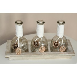 Flessen met munten in houten tray 30 x 12 cm