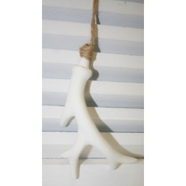 Antler / Gewei wit hangend aan touw (L) 14 cm