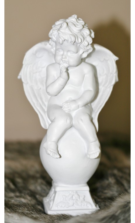 Keramiek beeldje van engel /vinger aan de kin ca. 18 cm hoog