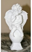 Keramiek beeldje van engel /vinger aan de kin ca. 18 cm hoog