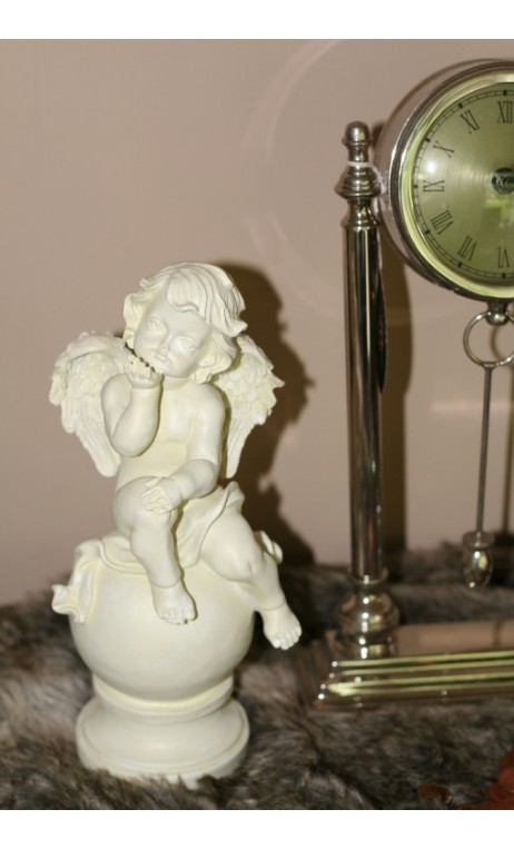 Engel keramiek zittend op bal, 25 cm hoog